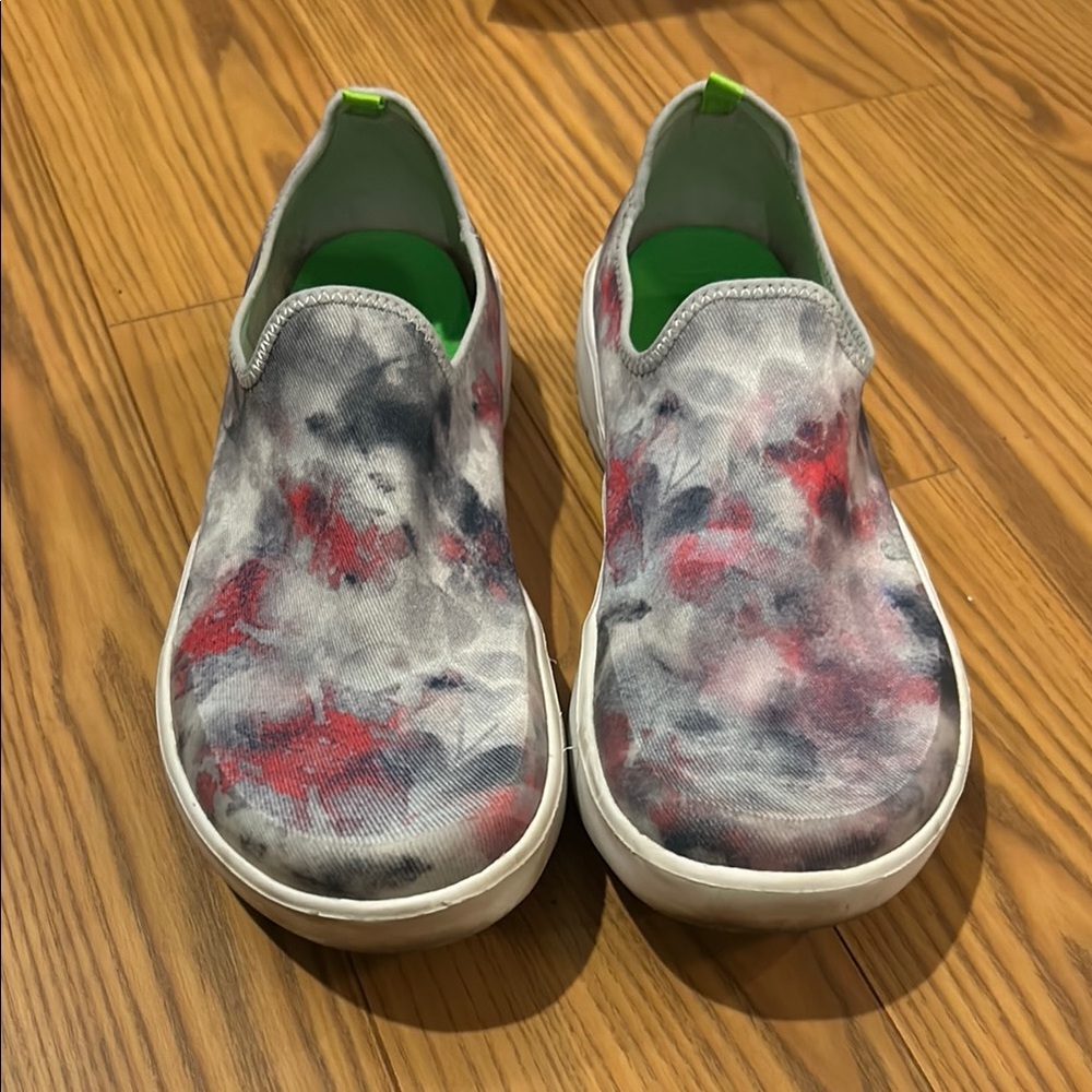 Oofos Recovery Shoes in Gray and Pink with Slip-On Style